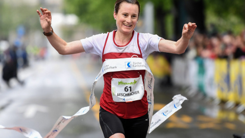 La suiza Daniela Aeschbacher atraviesa la meta como ganadora del maratón de Zurich. EFE/EPA/VALERIANO DI DOMENICO
