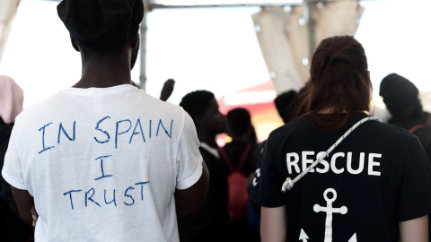 Un migrante con una camiseta en la que ha escrito, en inglés, 'En España confío', espera a desembarcar del buque Aquarius en el puerto de Valencia. REUTERS /Kenny Karpov/SOS Mediterranee Un migrante con una camiseta en la que ha escrito, en inglés, 'En España confío', espera a desembarcar del buque Aquarius en el puerto de Valencia. REUTERS /Kenny Karpov/SOS Mediterranee