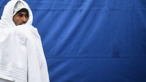 El corredor etíope Abere Belay se abriga con una toalla tras cruzar la meta en segunda posición en la maratón de Zurich. EFE/EPA/VALERIANO DI DOMENICO