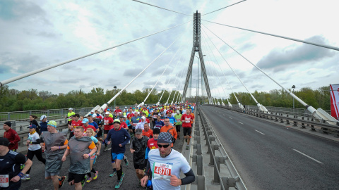 Los participantes de la maratón de Varsovia pasan por el Puenta Swietokrzyski de la capital polaca. EFE/EPA/MARCIN OBARA