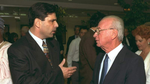 Gonen Segev habla con el que fuera primer ministro de Israel, Isaac Rabin, en una imagen fechada a principios de los 90. (REUTERS) Gonen Segev habla con el que fuera primer ministro de Israel, Isaac Rabin, en una imagen fechada a principios de los 90. (REUTERS)