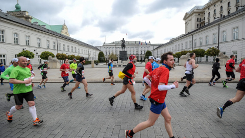 Los participantes de la maratón de Varsovia pasan por la Plaza Presidencial de la capital polaca. EFE/EPA/MARCIN OBARA