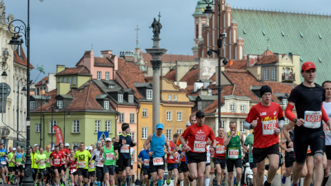 Los participantes de la maratón de Varsovia pasan por la Plaza del Castillo de la capital polaca. EFE/EPA/MARCIN OBARA