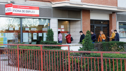 Varias personas en la entrada de una oficina del SEPE, a 4 de abril de 2023, en Madrid (España). Varias personas en la entrada de una oficina del SEPE, a 4 de abril de 2023, en Madrid (España).