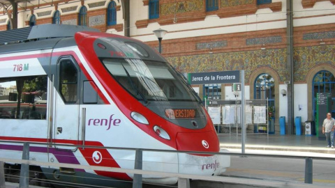 Tren de Cercanías Renfe en la estación de Jerez. E.P. Tren de Cercanías Renfe en la estación de Jerez. E.P.