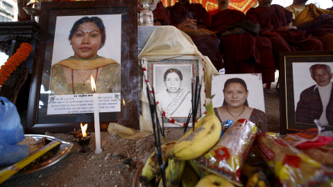 Ofrendas frente a los retratos de las víctimas del terremoto en Katmandú, Nepal. REUTERS/Navesh Chitrakar