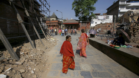 Mujeres caminan junto a restos de templos en Katmandú. REUTERS/Navesh Chitrakar