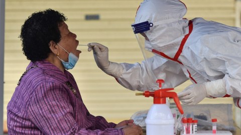 Un trabajador de la salud que usa un equipo de protección personal recolecta muestras de hisopos de un residente (18/4/21) Un trabajador de la salud que usa un equipo de protección personal recolecta muestras de hisopos de un residente (18/4/21)