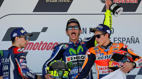 El piloto italiano de Moto GP Valentino Rossi (Yamaha) (c) junto a los españoles Jorge Lorenzo (Yamaha) (i) y Marc Márquez (Repsol) (d) en el podio tras lograr la primera, segunda y tercera posición. EFE/Roman Ríos El piloto italiano de Moto GP Valentino Rossi (Yamaha) (c) junto a los españoles Jorge Lorenzo (Yamaha) (i) y Marc Márquez (Repsol) (d) en el podio tras lograr la primera, segunda y tercera posición. EFE/Roman Ríos