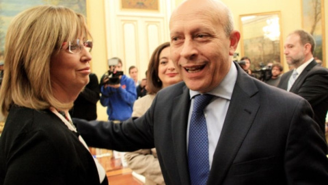 La consejera de Educación catalana, Irene Rigau, conversa con el ministro Wert./EFE La consejera de Educación catalana, Irene Rigau, conversa con el ministro Wert./EFE