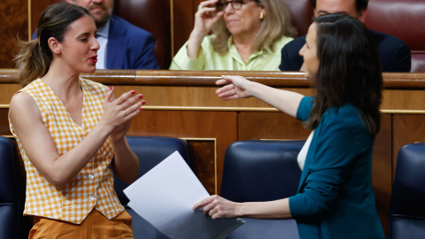 27/04/2023.- Las ministras de Igualdad, Irene Montero (i) y de Derechos Sociales y Agenda 2030, Ione Belarra (d) durante el pleno celebrado, este jueves, en el Congreso de los Diputados en Madrid. EFE/ Javier Lizón 27/04/2023.- Las ministras de Igualdad, Irene Montero (i) y de Derechos Sociales y Agenda 2030, Ione Belarra (d) durante el pleno celebrado, este jueves, en el Congreso de los Diputados en Madrid. EFE/ Javier Lizón