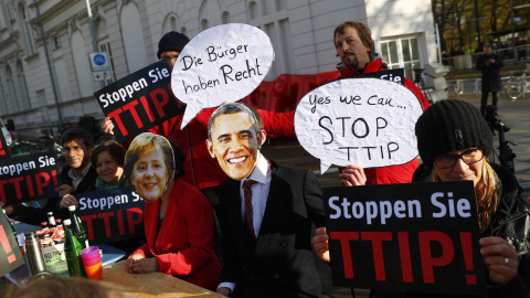 Manifestantes con caretas de Angela Merkel y de Barack Obama protesan en Hannover contra el TTIP. REUTERS/Kai Pfaffenbach Manifestantes con caretas de Angela Merkel y de Barack Obama protesan en Hannover contra el TTIP. REUTERS/Kai Pfaffenbach