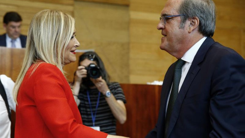 La presidenta de la Comunidad de Madrid, Cristina Cifuentes, conversa con el portavoz socialista, Ángel Gabilondo (d), en el Debate sobre el Estado de la Región. EFE/J.P. Gandul La presidenta de la Comunidad de Madrid, Cristina Cifuentes, conversa con el portavoz socialista, Ángel Gabilondo (d), en el Debate sobre el Estado de la Región. EFE/J.P. Gandul