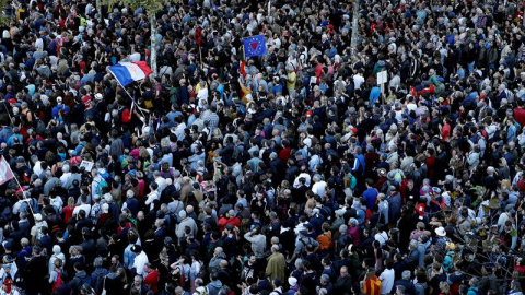 Miles de manifestantes escuchan el discurso de Jean-Luc Mélenchon, en la manifestación contra las reformas laborales del Gobierno de Emmanuel Macron. EFE / EPA / YOAN VALAT Miles de manifestantes escuchan el discurso de Jean-Luc Mélenchon, en la manifestación contra las reformas laborales del Gobierno de Emmanuel Macron. EFE / EPA / YOAN VALAT