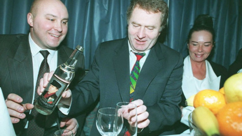 Vladimir Zhirinovski ( C ) sirve una copa de " Zhirinovski Vodka " en diciembre de 1994, mientras celebra el aniversario de su victoria en las elecciones parlamentarias en 1993. Zhirinovski declaró su apoyo a las tropas rusas que están " po