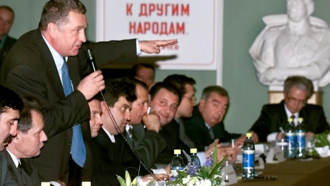El líder del Partido Liberal Democrático de Rusia, Vladimir Zhirinovsky, durante una reunión de los partidos políticos y los movimientos registrados para las elecciones estatales a la Duma, de octubre de 1999 en Moscú.- ALEXANDER NEMENOV / 