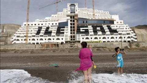 La Junta de Andalucía se encuentra a la espera de que el Ministerio de Medio Ambiente y el promotor del hotel El Algarrobico alcancen un acuerdo para su expropiación y entonces proceder a la demolición del establecimiento. EFE/ Carlos Barba La Junta de Andalucía se encuentra a la espera de que el Ministerio de Medio Ambiente y el promotor del hotel El Algarrobico alcancen un acuerdo para su expropiación y entonces proceder a la demolición del establecimiento. EFE/ Carlos Barba