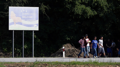 Un grupo de migrantes en la frontera entre Bosnia y Herzegovina y Croacia. - REUTERS Un grupo de migrantes en la frontera entre Bosnia y Herzegovina y Croacia. - REUTERS