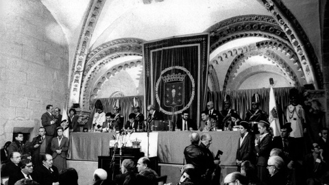 18/4/22 Sesión inaugural del Parlamento gallego, el 19 de diciembre de 1981, el mismo día que, en 1932, la Asamblea de Ayuntamientos aprobó el proyecto de Estatuto de Galicia. 18/4/22 Sesión inaugural del Parlamento gallego, el 19 de diciembre de 1981, el mismo día que, en 1932, la Asamblea de Ayuntamientos aprobó el proyecto de Estatuto de Galicia.