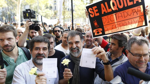 El presidente de la Asamblea Nacional Catalana (ANC), Jordi Sanchez (i), y el presidente de Òmnium Cultural, Jordi Cuixart (c), muestran papeletas del referendum. /EFE El presidente de la Asamblea Nacional Catalana (ANC), Jordi Sanchez (i), y el presidente de Òmnium Cultural, Jordi Cuixart (c), muestran papeletas del referendum. /EFE