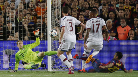 Neuer evita la ocasión de Alves. Reuters / Paul Hanna