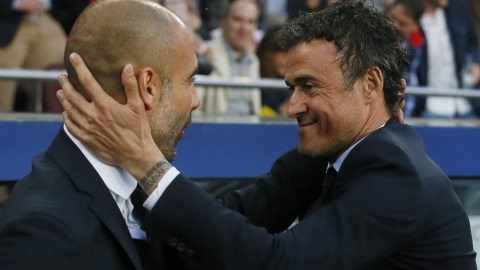 Guardiola y Luis Enrique se saludan antes del partido. Reuters / Albert Gea