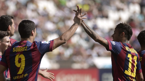 El delantero del FC Barcelona Luis Suárez recibe la felicitación de Neymar tras marcar gol ante el Córdoba. EFE/Rafa Alcaide El delantero del FC Barcelona Luis Suárez recibe la felicitación de Neymar tras marcar gol ante el Córdoba. EFE/Rafa Alcaide