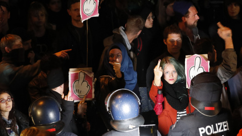 Una joven alemana protesta frente al local donde el partido xenófobo Alternativa para Alemania celebra los resultados electorales.- REUTERS Una joven alemana protesta frente al local donde el partido xenófobo Alternativa para Alemania celebra los resultados electorales.- REUTERS