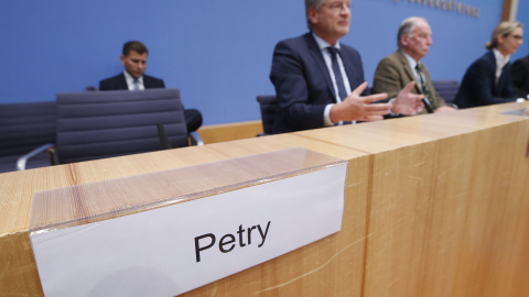 El sitio establecido para Frauke Petry, la copresidenta de la AfD, tras abandonar la rueda de prensa de su formacion tras las elecciones legislativas de este domingo. REUTERS/Wolfgang Rattay El sitio establecido para Frauke Petry, la copresidenta de la AfD, tras abandonar la rueda de prensa de su formacion tras las elecciones legislativas de este domingo. REUTERS/Wolfgang Rattay