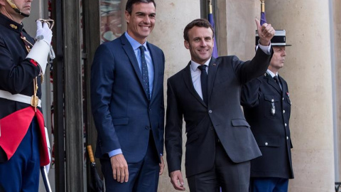 El presidente francés, Emmanuel Macron (d), recibe al presidente del Gobierno español, Pedro Sánchez, en una reunión en el Palacio del Elíseo en París. EFE/CHRISTOPHE PETIT TESSON El presidente francés, Emmanuel Macron (d), recibe al presidente del Gobierno español, Pedro Sánchez, en una reunión en el Palacio del Elíseo en París. EFE/CHRISTOPHE PETIT TESSON