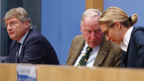 Alexander Gauland, el principal candidato del partido ultraderechista alemán AfD, flanqueado por otros dos dirigentes del partido, Alice Weidel y Joerg Meuthen, en la rueda de prensa en Berlín tras las elecciones legislativas de este doming Alexander Gauland, el principal candidato del partido ultraderechista alemán AfD, flanqueado por otros dos dirigentes del partido, Alice Weidel y Joerg Meuthen, en la rueda de prensa en Berlín tras las elecciones legislativas de este doming