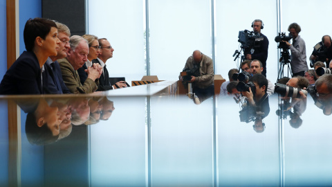 Frauke Petry, la compresidenta del partido ultraderechista alemán AfD (la primera por la izquierda), junto a otros dirigentes del partido (Joerg Meuthen, Alice Weidel, Alexander Gauland), la rueda de prensa en Berlìn tras las elecciones leg Frauke Petry, la compresidenta del partido ultraderechista alemán AfD (la primera por la izquierda), junto a otros dirigentes del partido (Joerg Meuthen, Alice Weidel, Alexander Gauland), la rueda de prensa en Berlìn tras las elecciones leg