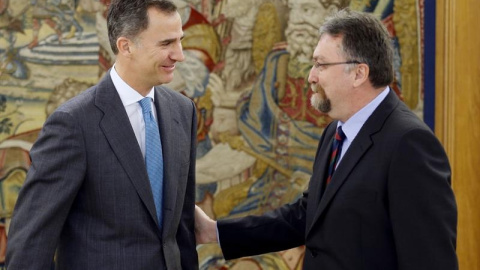 El rey Felipe Vi junto a Isidro Manuel Martínez, representante de Foro de Asturias en el Palacio de la Zarzuela. EFE/Ángel Díaz. El rey Felipe Vi junto a Isidro Manuel Martínez, representante de Foro de Asturias en el Palacio de la Zarzuela. EFE/Ángel Díaz.