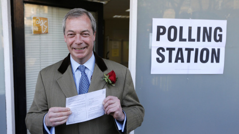 Nigel Farage, el líder del Partido de la Independencia del Reino Unido (UKIP), llega a Ramsgate (sur de Inglaterra) para votar. Las últimas encuestas sobre intención de voto indican que Farage obtendría el 12 % de los votos./ REUTERS/Suzann