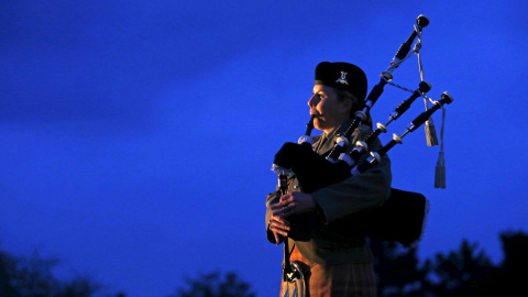 Un soldado australiano toca la gaita al amanecer para celebrar el ANZAC en el Australian National Memorial en Villers-Bretonneux. REUTERS/Pascal Rossignol