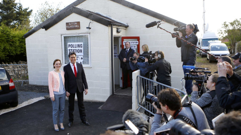 Miliband fue el segundo de los principales políticos británicos en votar hoy. Los cerca de 40.000 colegios electorales a los que están llamados a votar más de 40 millones de británicos abrieron hoy a las 07.00 hora local (06.00 GMT) y cerra