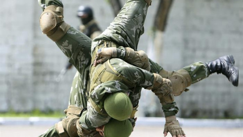 Soldados de las Fuerzas Especiales de Kirguizistán muestran sus habilidades en la lucha cuerpo a cuerpo durante unas maniobras en una base militar situada a 10 km de Bishkek, en Kirguizistán. EFE/Igor Kovalenko