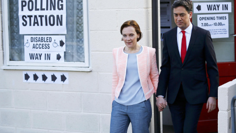 El líder del Partido Laborista, Ed Miliband vota junto con su mujer Justine en Doncaster, en el norte de Inglaterra. Las últimas encuestas sobre intención de voto colocan a los laboristas y conservadores con un apoyo cercano al 34 %. EFE/ R