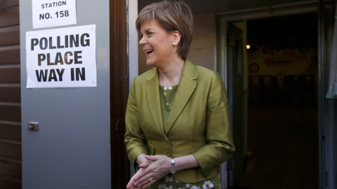 Nicola Sturgeon, la candidata del Partido Nacionalista Escocés deja su voto en Broomhouse, Escocia. El Partido Nacionalista Escocés (SNP) aspira por su parte a llevarse gran parte de los escaños en Escocia, lo que le otorgaría un peso inédi