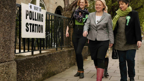 Natalie Bennett, la líder del Partido Verde vota en un centro electoral en Londres. El Reino Unido tiene un sistema de mayoría simple en el que cada una de las circunscripciones es ganada por el candidato que consigue la mayoría de los voto