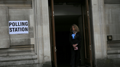 Según los sondeos, conservadores y laboristas, las dos únicas formaciones con posibilidades de formar Gobierno, no lograrán los escaños necesarios para gobernar en solitario y tendrán que negociar coaliciones o pactos con partidos pequeños.