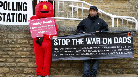 Dos activistas están fuera de un centro electoral donde el actual primer ministro de Gran Bretaña, el conservador David Cameron, votará en su distrito correspondiente, Spelsbury, en el centro de Inglaterra./ REUTERS/Eddie Keogh
