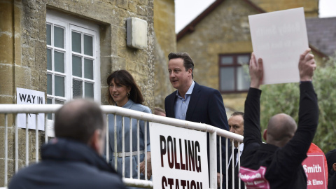 El primer ministro de Gran Bretaña, el conservador David Cameron, llega con su mujer Samantha para depositar su voto en un colegio electoral de Spelsbury, en el centro de Inglaterra. El líder del Partido Conservador y Unionista del Reino Un