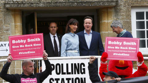 A las puertas del colegio electoral en Selsbury, donde depositaría su voto David Cameron, le esperaban un conjunto de activistas en protesta./ REUTERS
