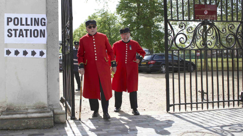 Pensionistas de Chelsea dejan un colegio electoral después de emitir su voto en las elecciones generales./ REUTERS / Paul Hackett