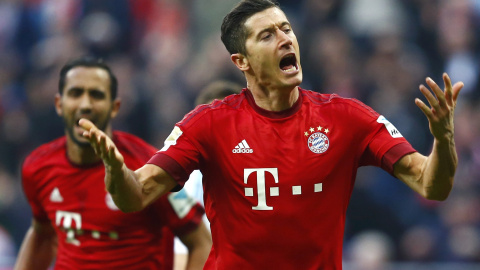 Lewandoski celebra un gol con el Bayern de Múnich contra el Schalke 04 en la Bundesliga. /REUTERS Lewandoski celebra un gol con el Bayern de Múnich contra el Schalke 04 en la Bundesliga. /REUTERS
