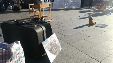 La Red Solidaria de Acogida ha organizado en Sol una jornada en la que utilizan objetos cotidianos para visibilizar a todos los refugiados ausentes, "pero que deberían estar aquí" / PÚBLICO La Red Solidaria de Acogida ha organizado en Sol una jornada en la que utilizan objetos cotidianos para visibilizar a todos los refugiados ausentes, "pero que deberían estar aquí" / PÚBLICO