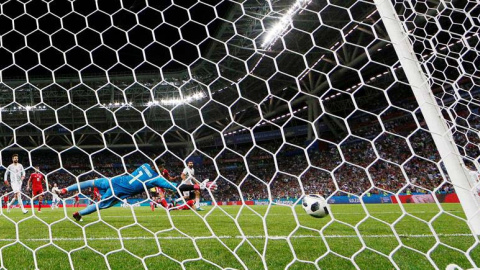 El afortunado gol de Costa. (DIEGO AZUBEL | EFE) El afortunado gol de Costa. (DIEGO AZUBEL | EFE)