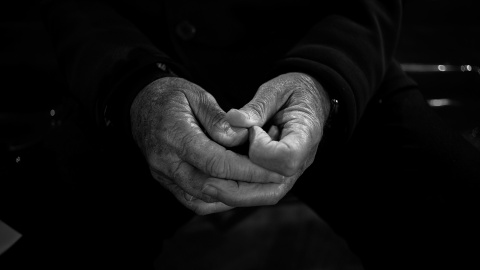 Las manos de Manolo Santana, durante la entrevista en la Caja Mágica de Madrid. REPORTAJE FOTOGRÁFICO: JAIRO VARGAS Las manos de Manolo Santana, durante la entrevista en la Caja Mágica de Madrid. REPORTAJE FOTOGRÁFICO: JAIRO VARGAS