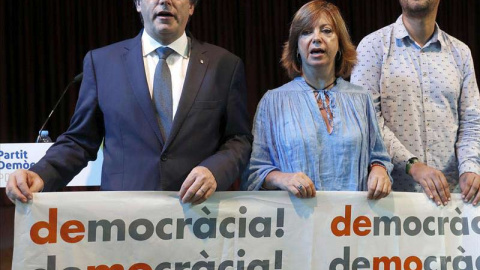 El presidente de la Generalitat, Carles Puigdemont, junto a la consellera de Gobernación, Meritxell Borràs y Eliseo Esterli (d), durante un acto del PDeCAT en el Casino del Centre de L'Hospitalet.| ANDREU DALMAU (EFE) El presidente de la Generalitat, Carles Puigdemont, junto a la consellera de Gobernación, Meritxell Borràs y Eliseo Esterli (d), durante un acto del PDeCAT en el Casino del Centre de L'Hospitalet.| ANDREU DALMAU (EFE)